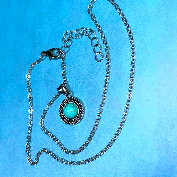 accent Jewelry - Silver colored necklace with round turquoise & silver pendant.